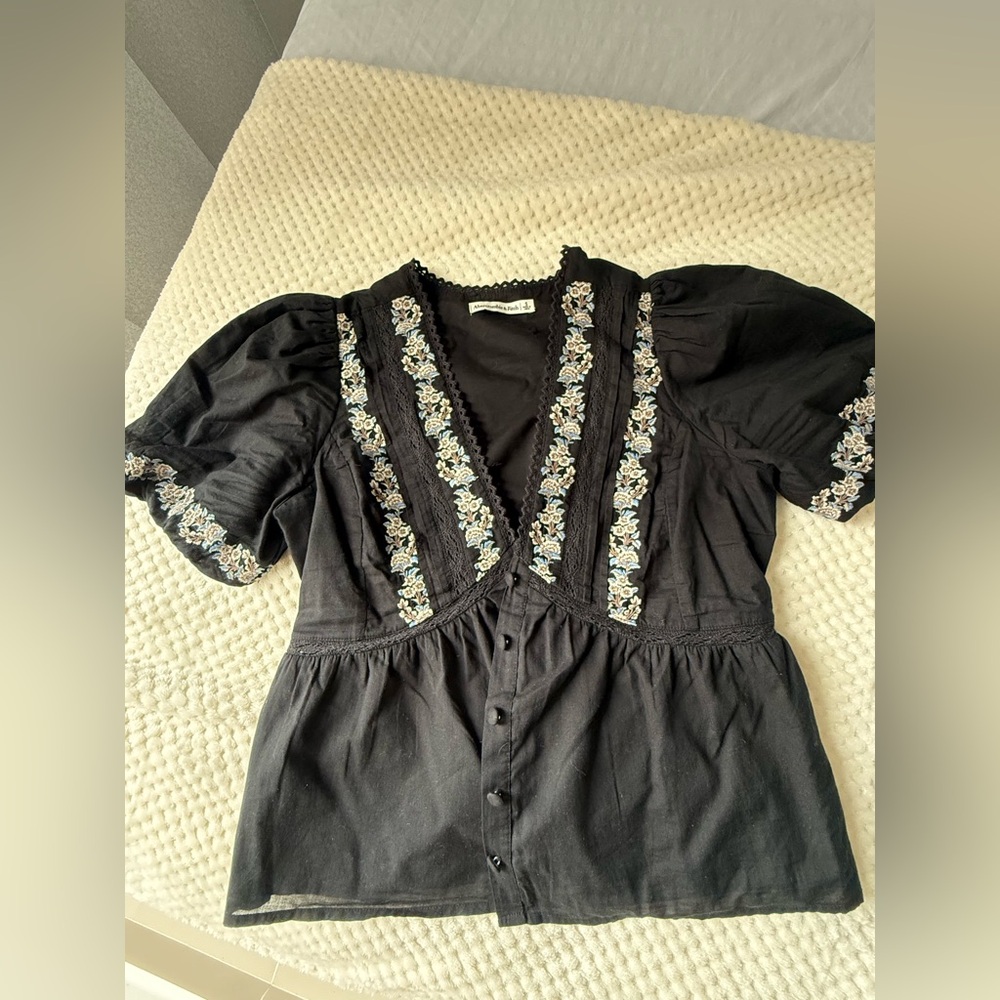 Abercrombie a
& Fitch Women’s Small Embroidered Black Women's Top, puffy sleeves